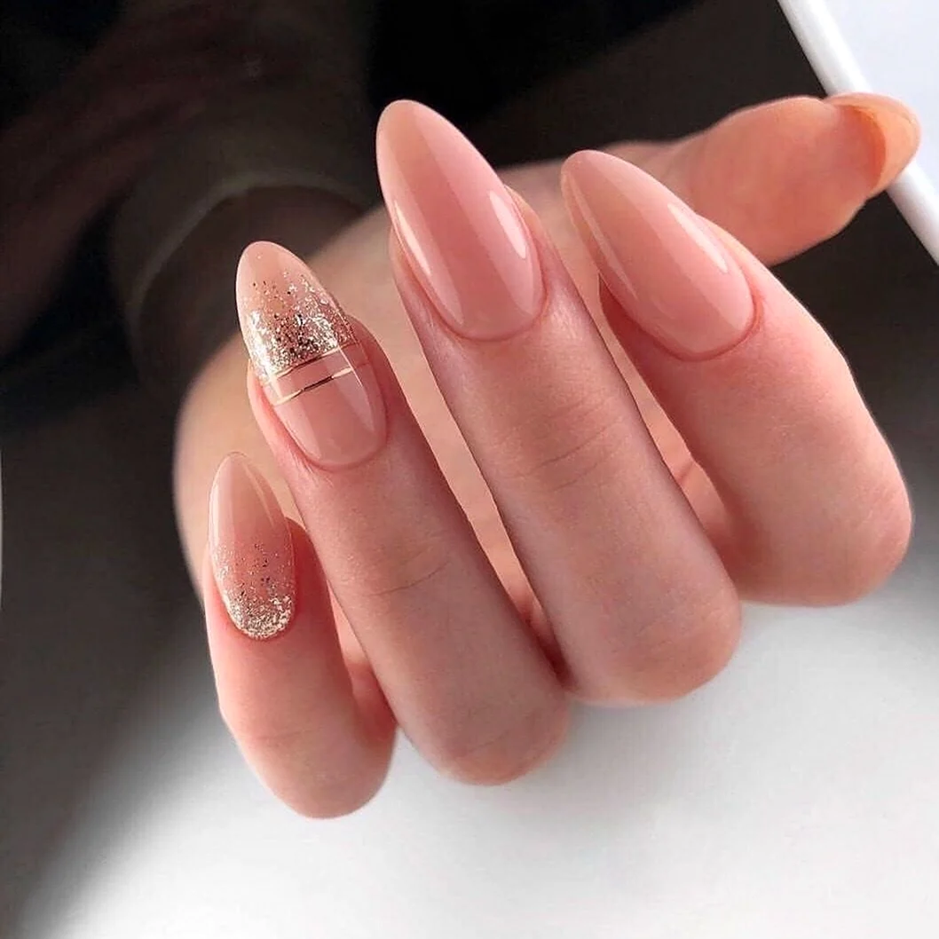 Нюдовый маникюр миндаль