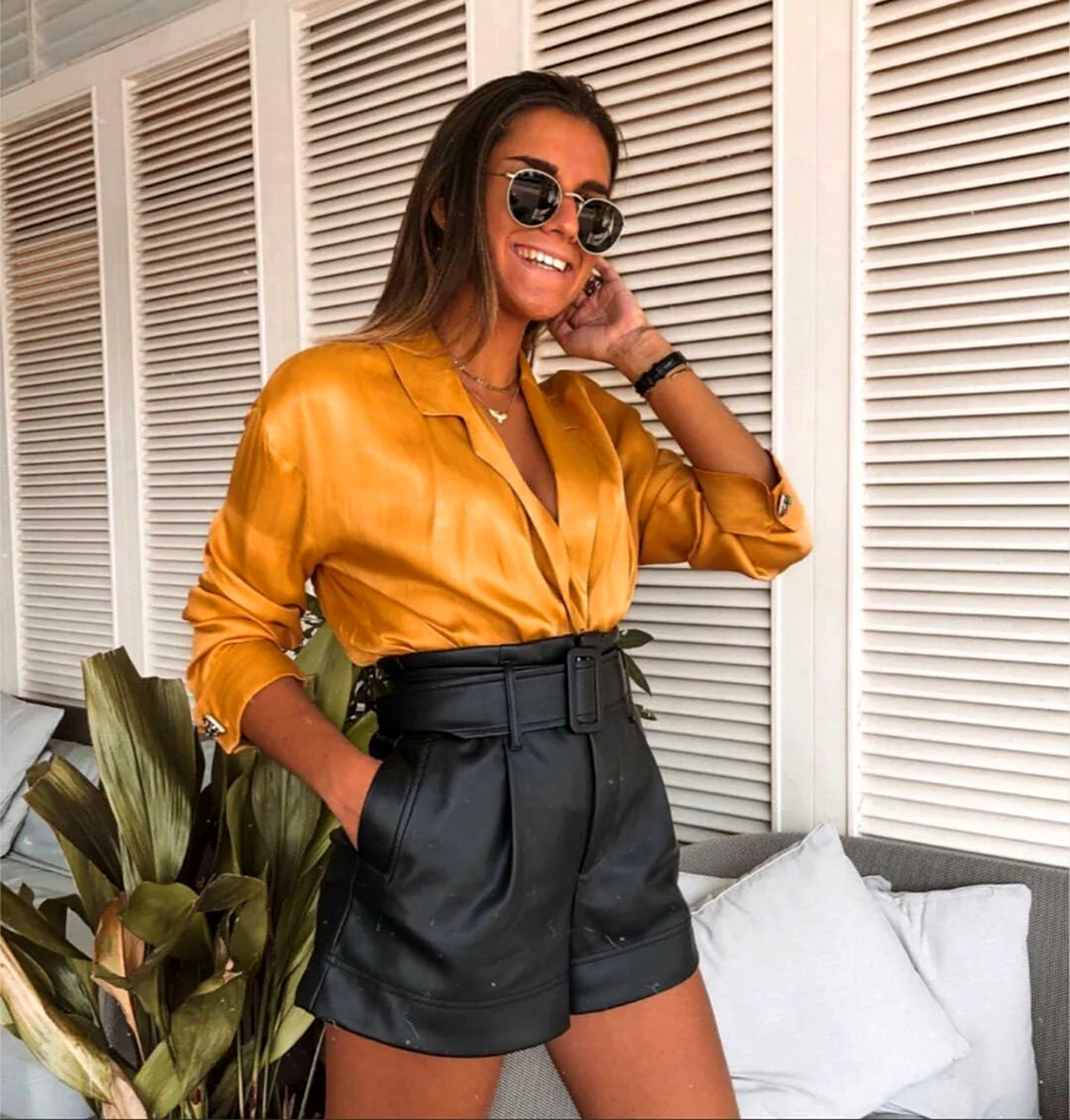 Кожаные шорты с блузкой