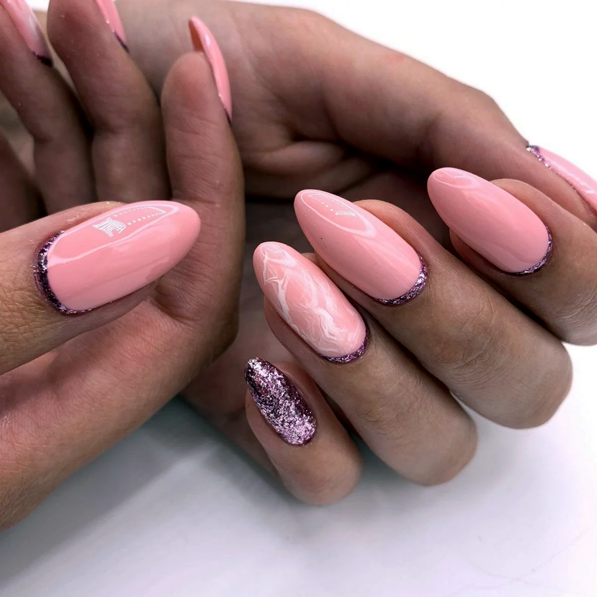 Розовый маникюр