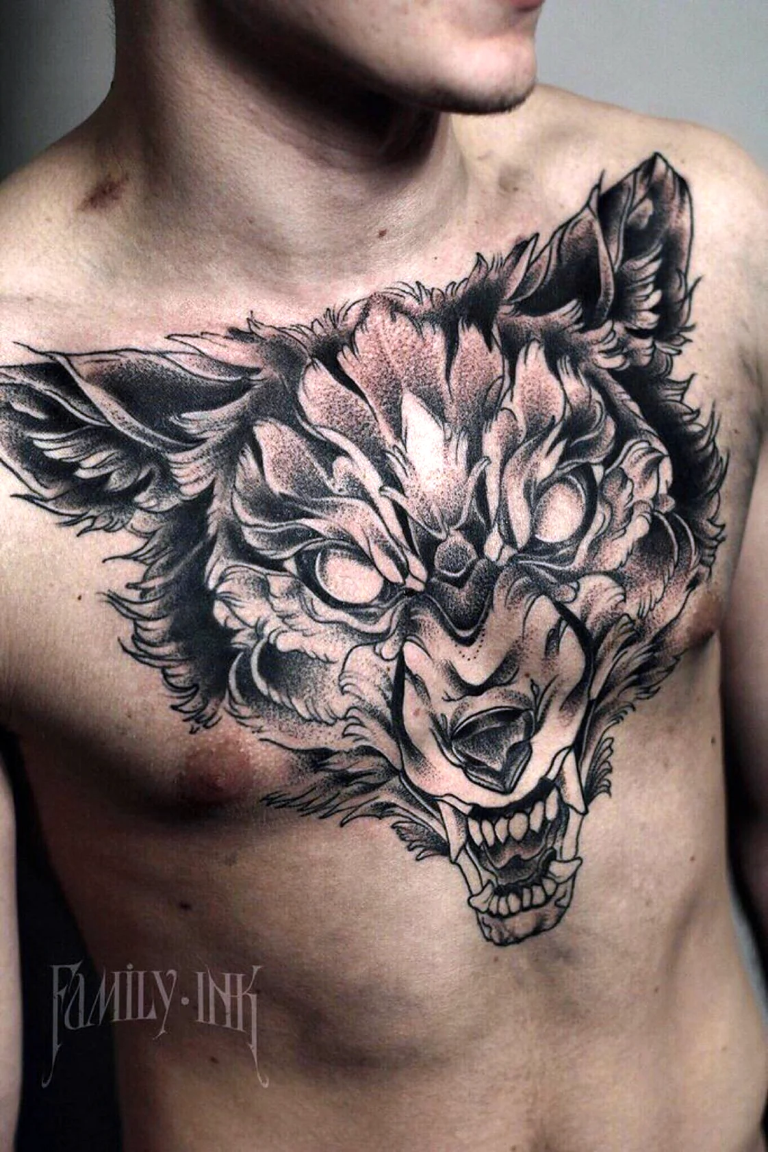 Тату волк на груди