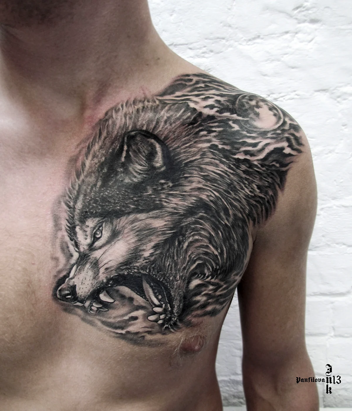 Тату волк на груди