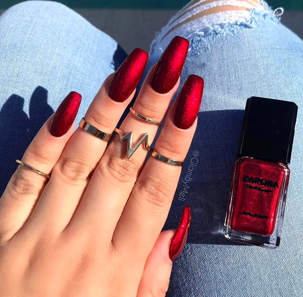 Маникюр чёрный с красным матовый