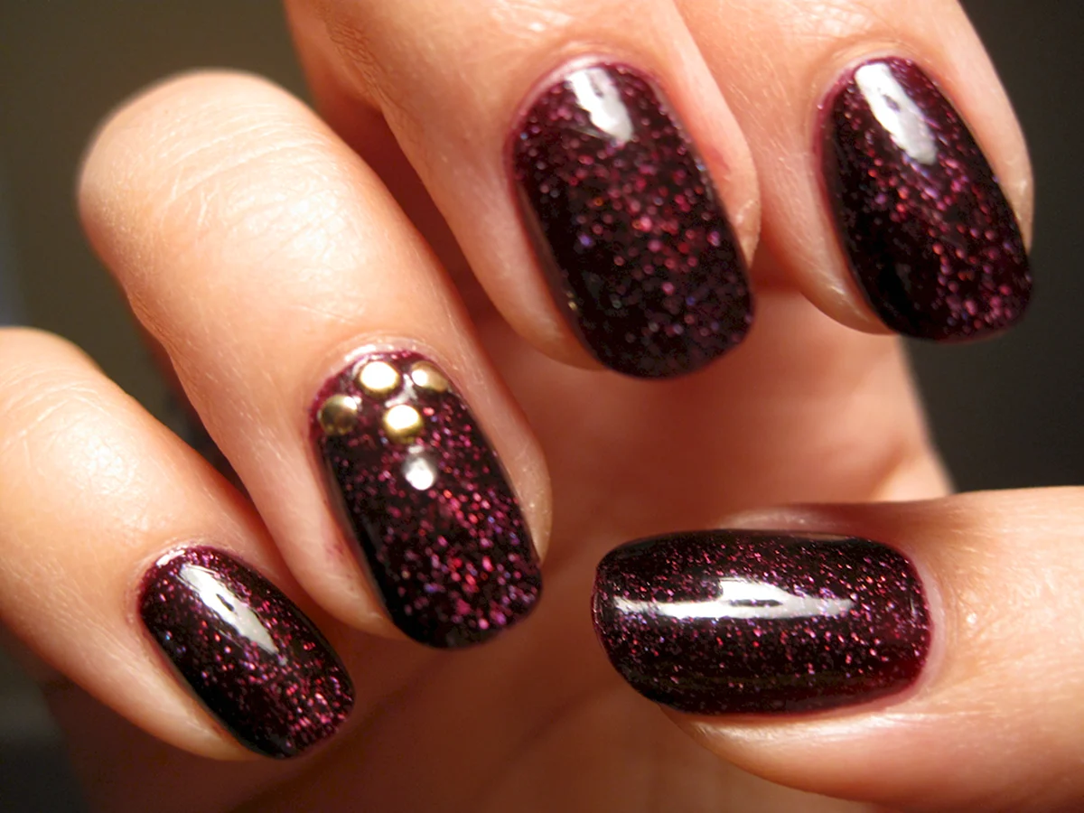 Бордовые ногти с блестками