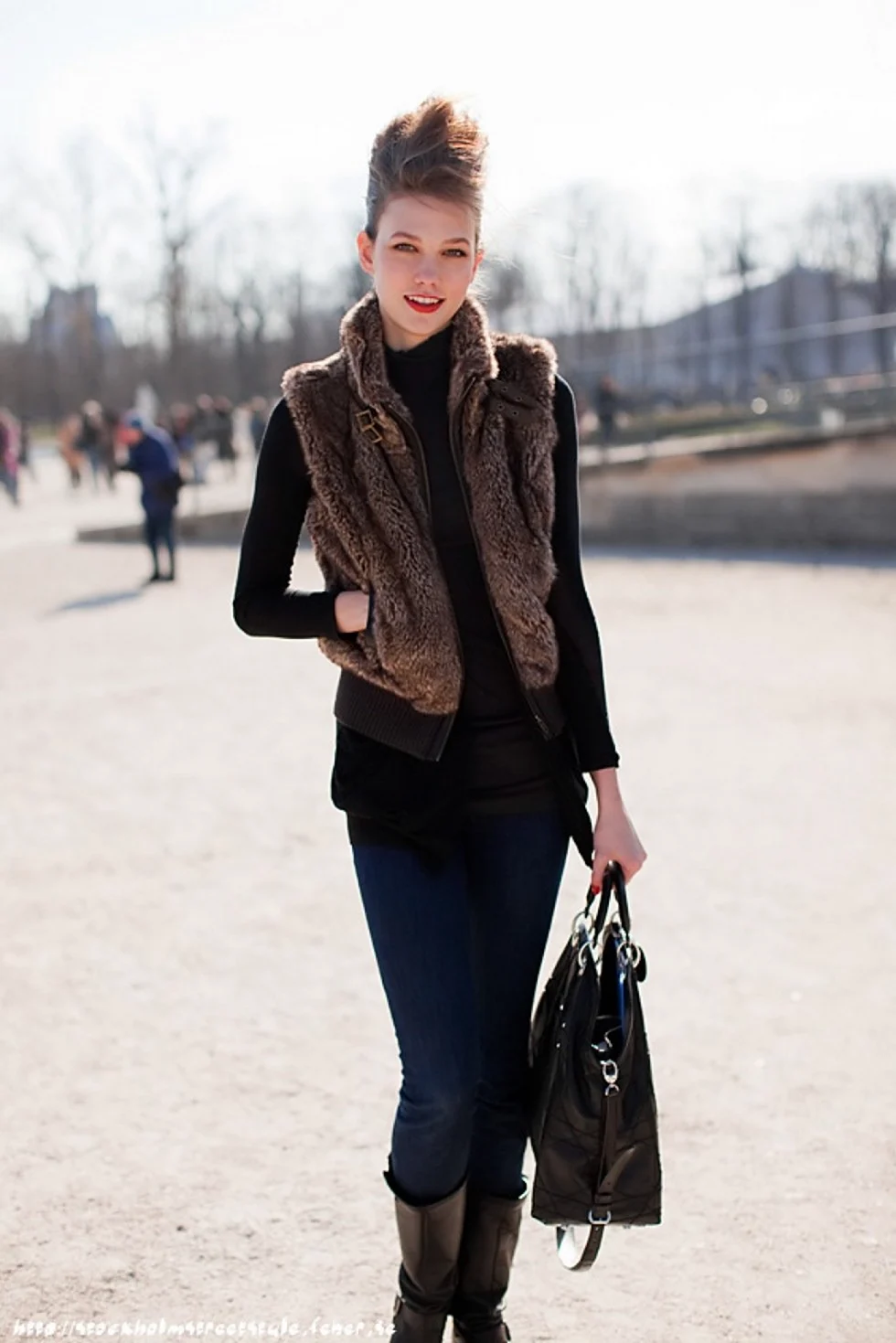 Кожаная жилетка с водолазкой