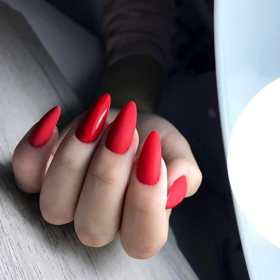 Красные матовые ногти