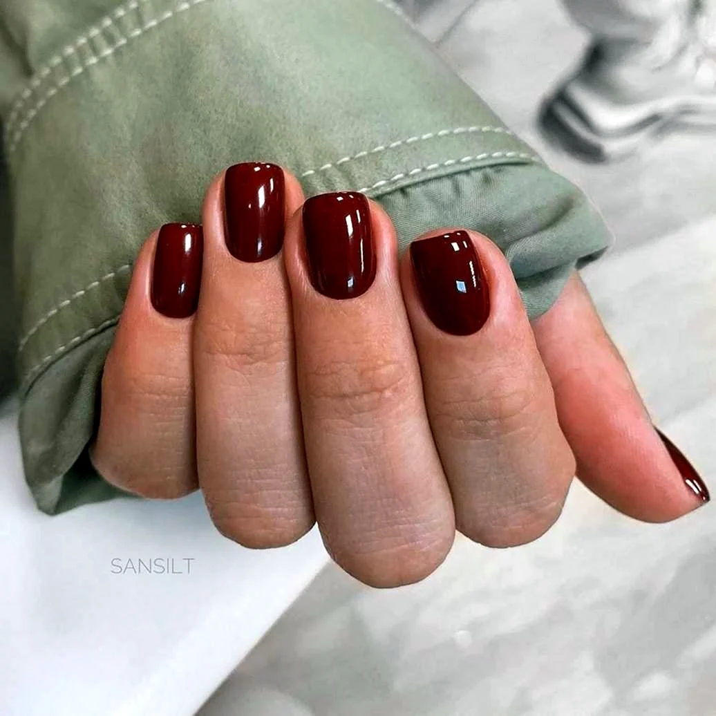 Темно-красный маникюр на короткие