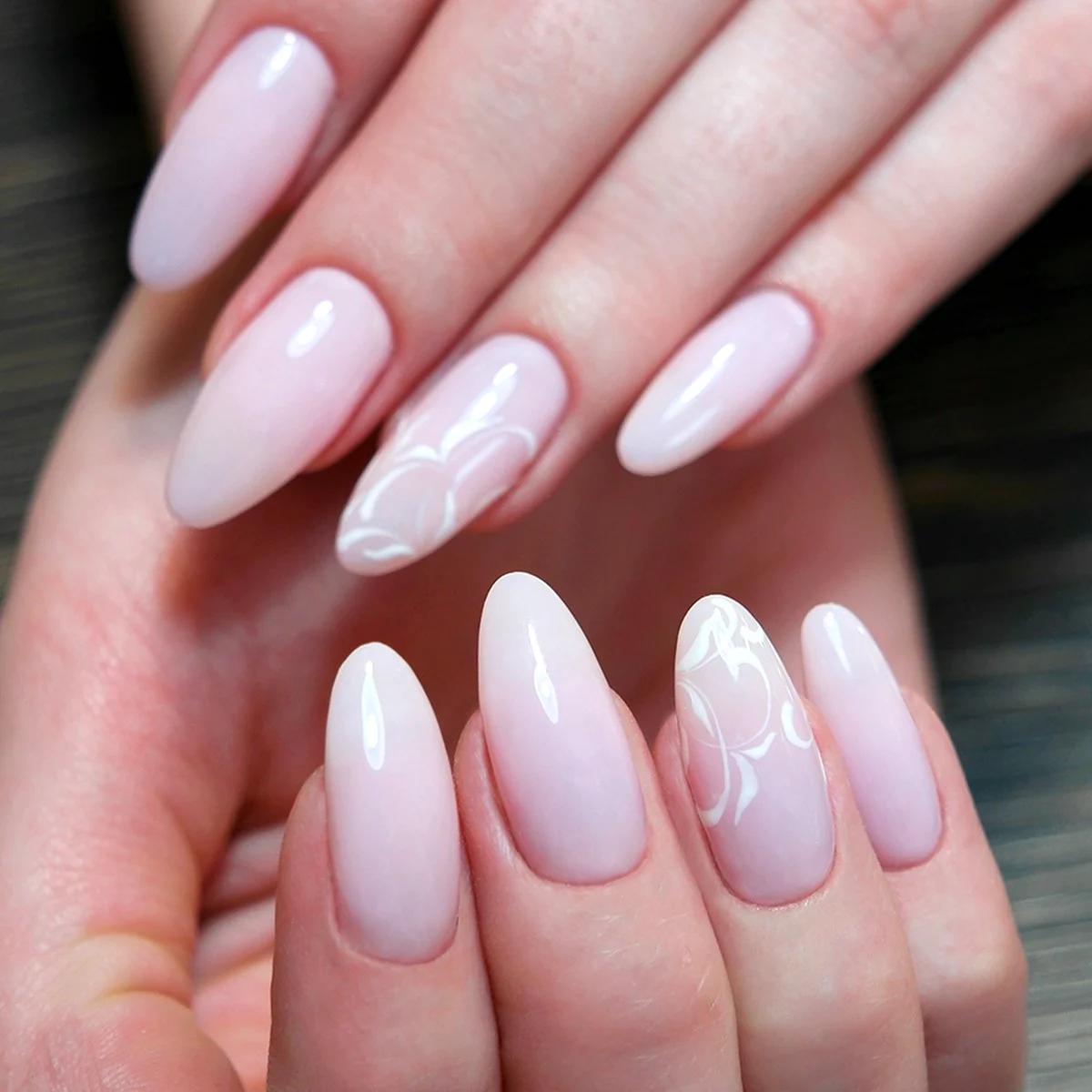 Молочные ногти маникюр