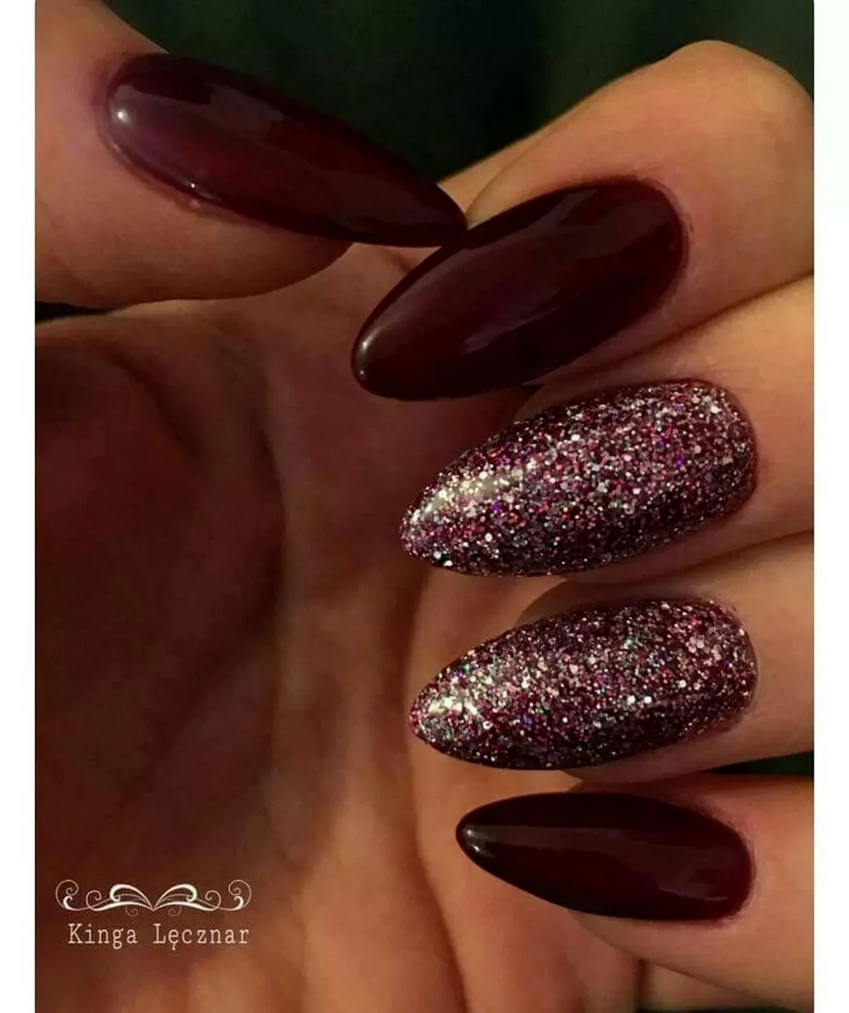 Маникюр бордо с блестками