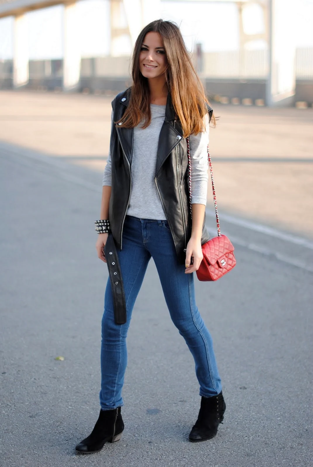 Кожаная жилетка с джинсами