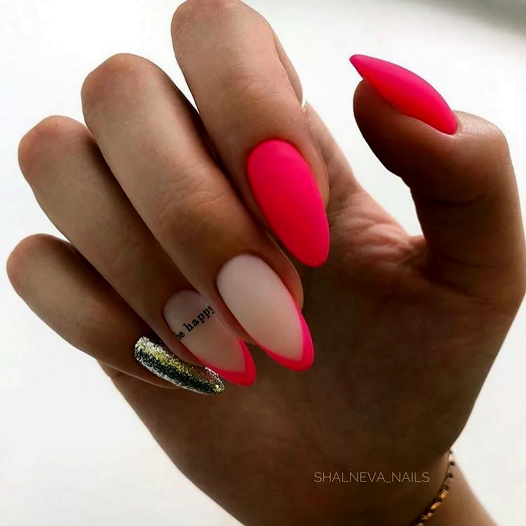 Розовый френч на миндалевидных ногтях 2021