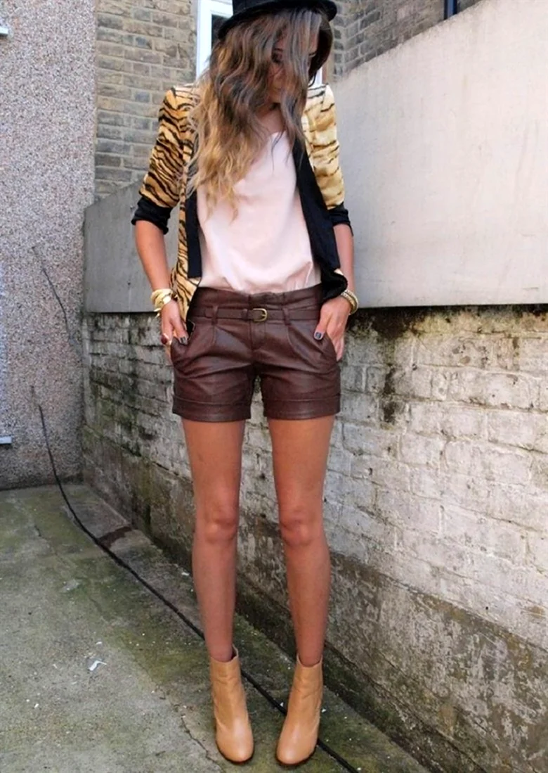 Образ с кожаными шортами