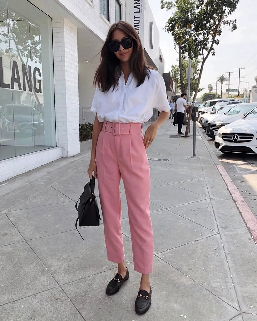 Лук с розовыми брюками