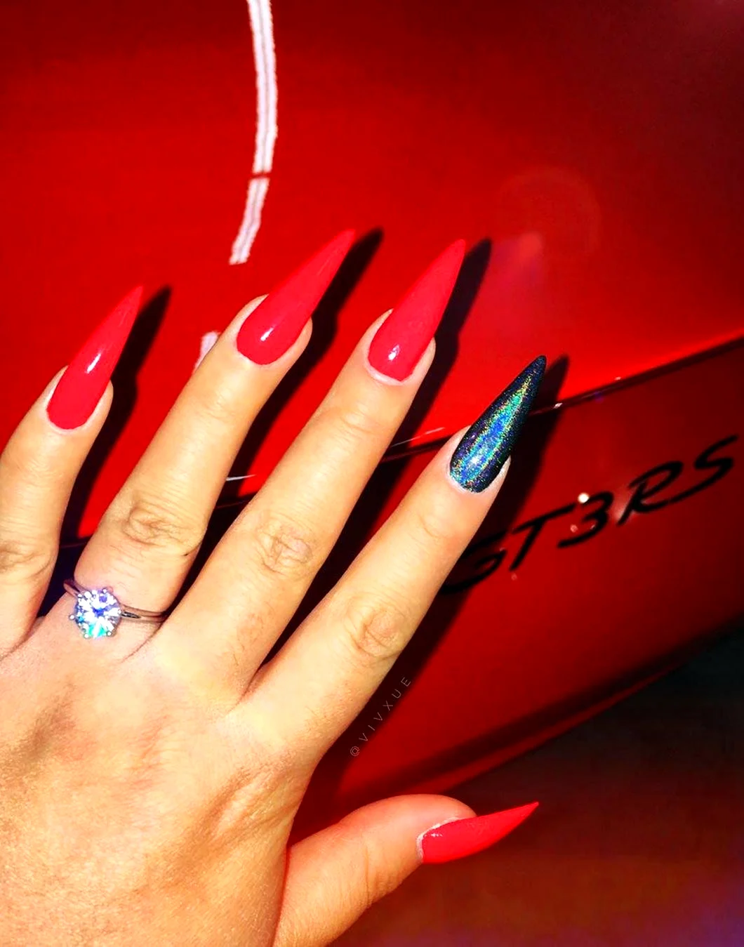 Красные острые ногти
