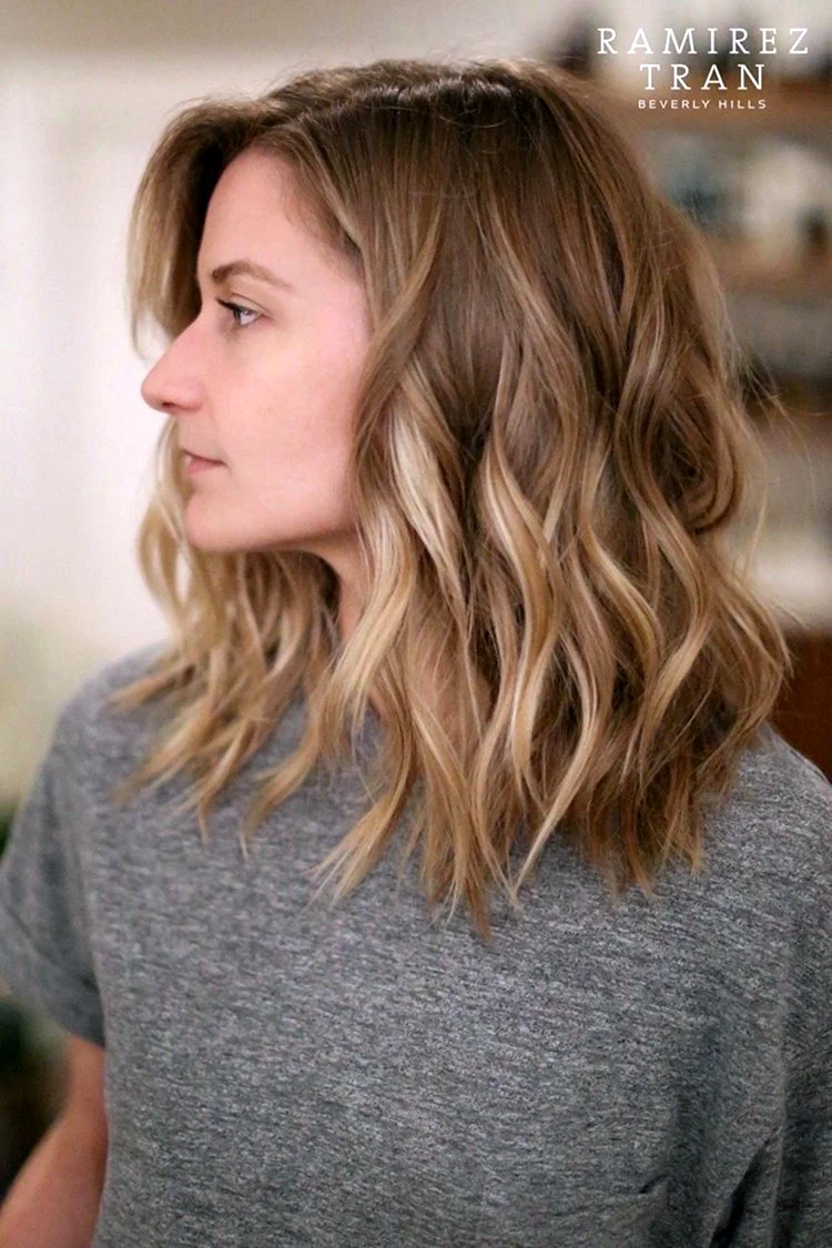 Волнистые волосы до плеч