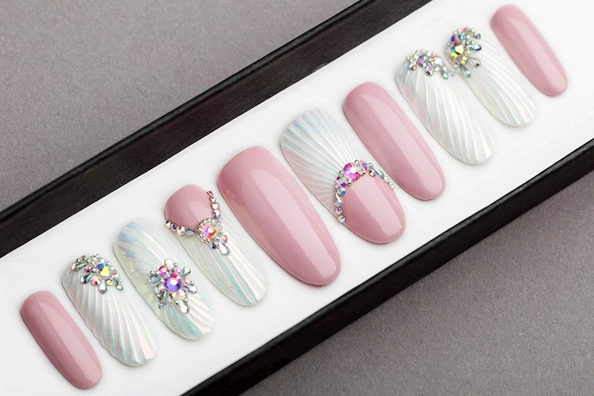 Ногти Ракушка со стразами