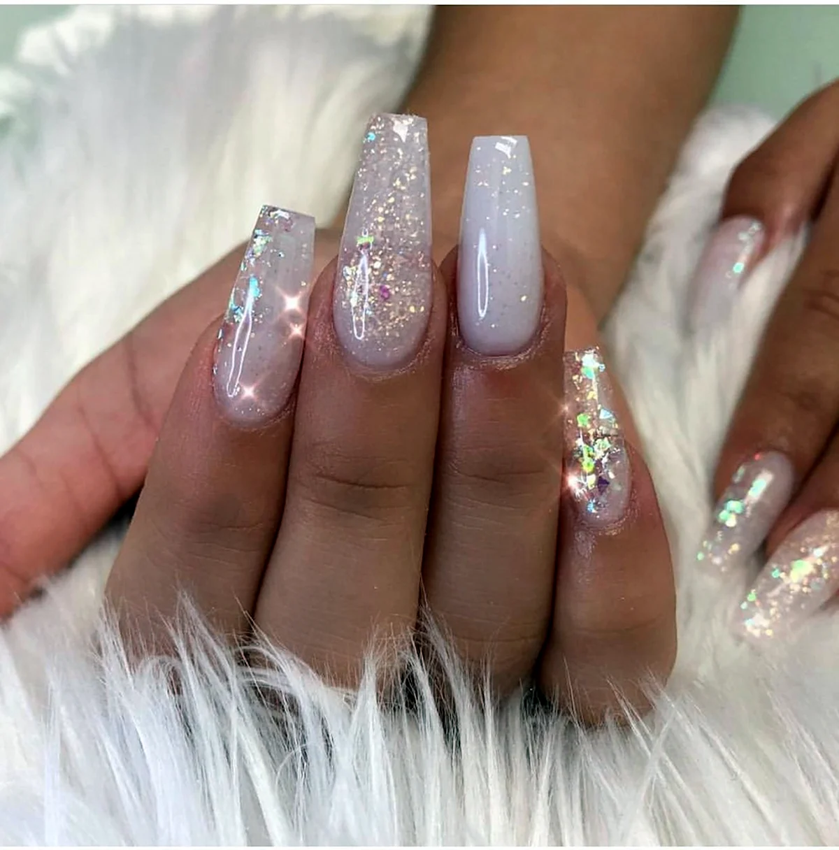 Маникюр белый прозрачный с блестками