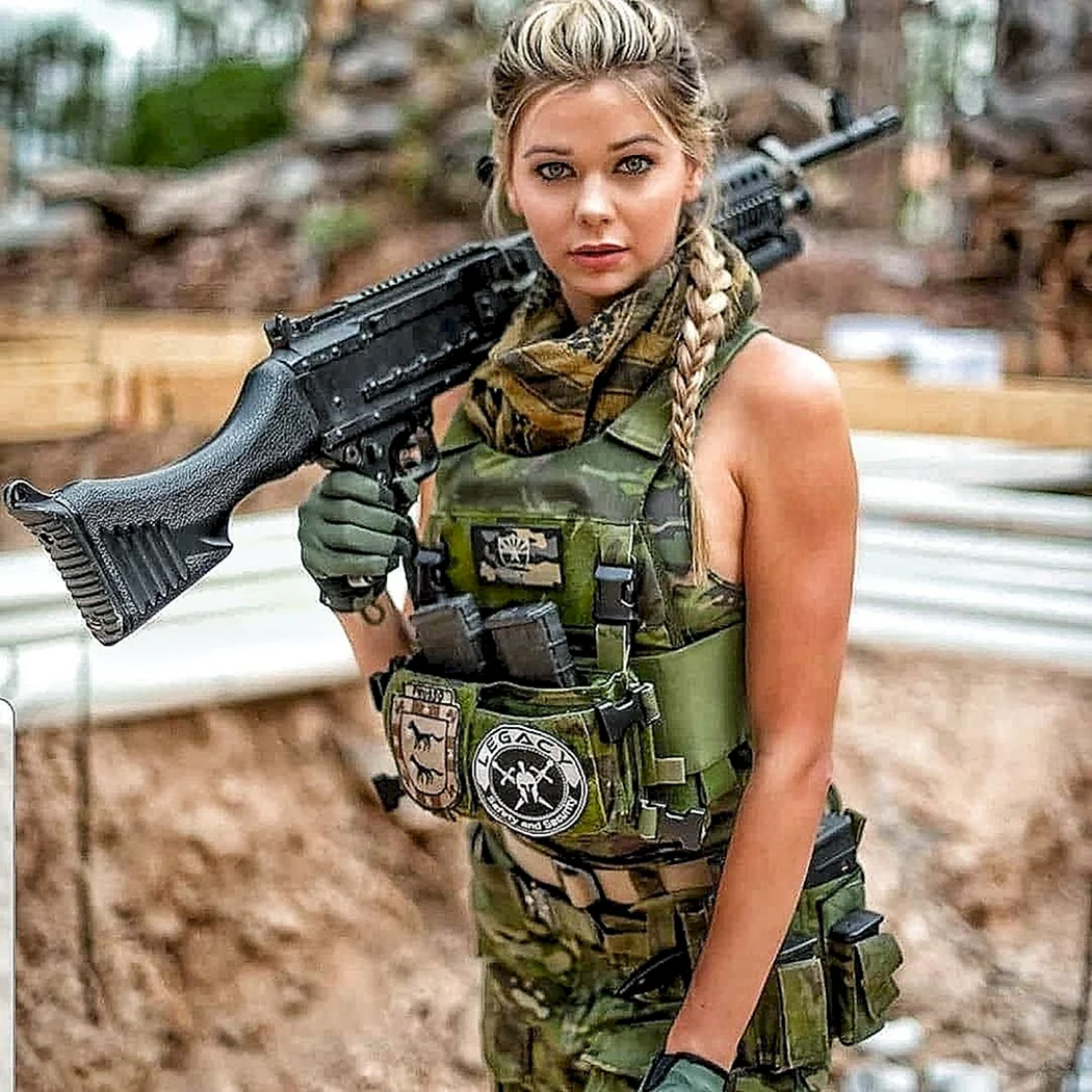 Джоанна Блисс в военной форме