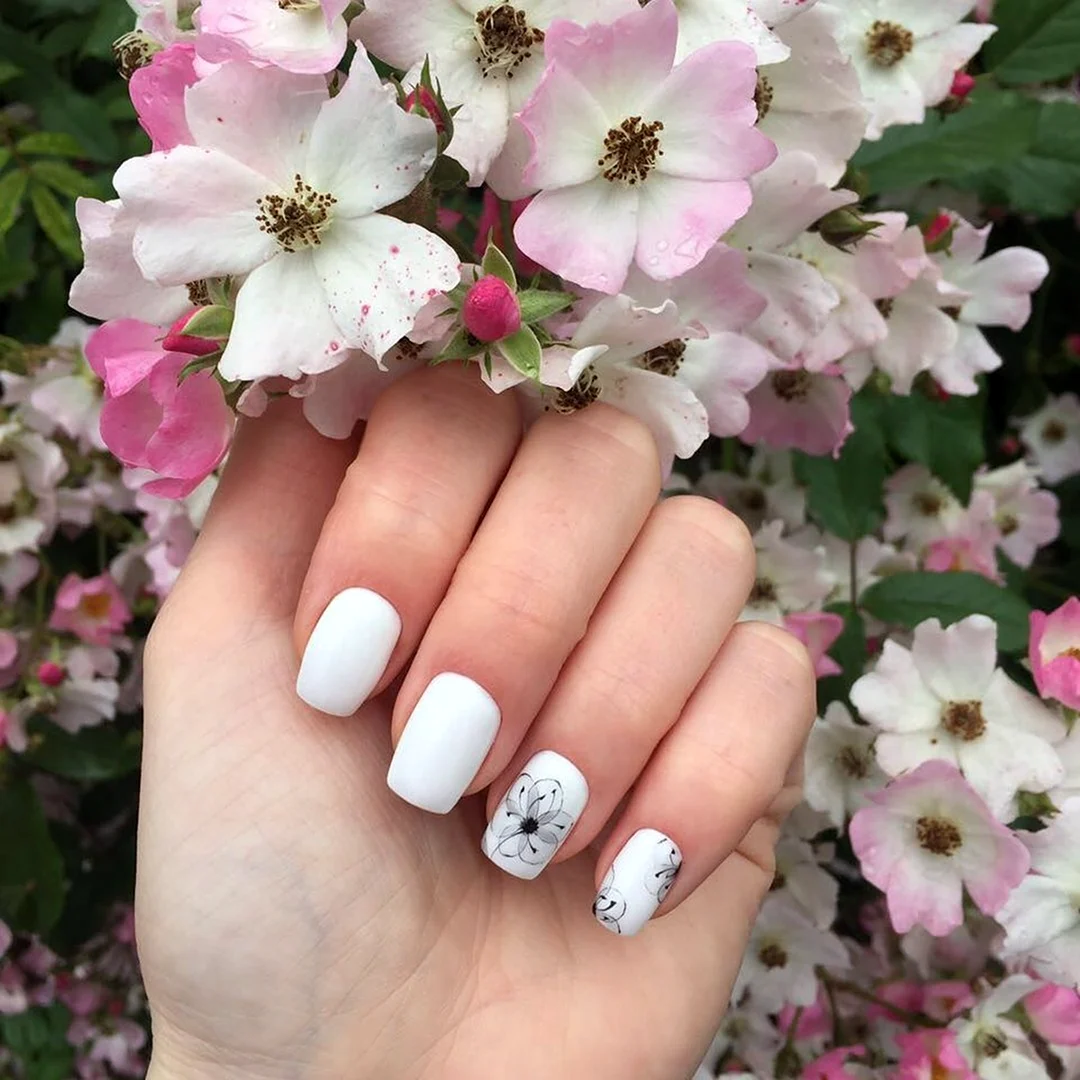 Белый маникюр с цветами