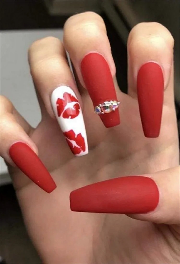 Красные матовые ногти