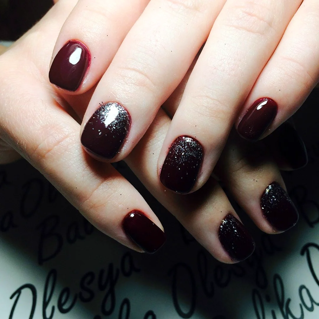 Маникюр шеллак бордовый с блестками