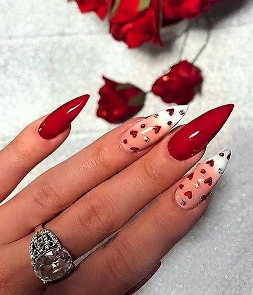Красный маникюр на острые ногти