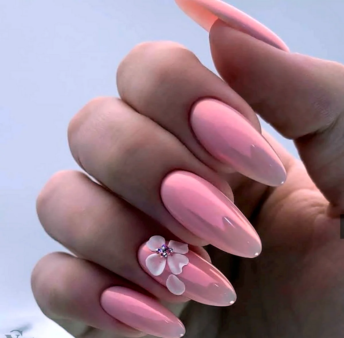 Розовый маникюр