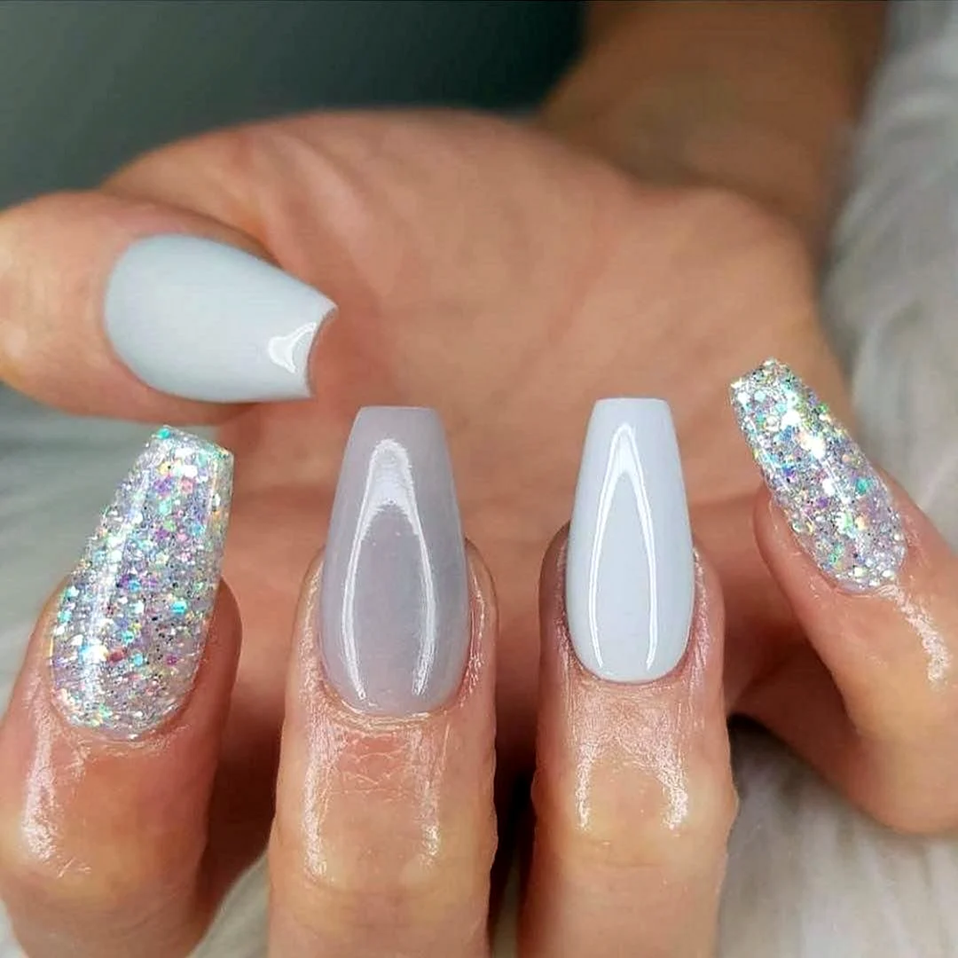 Маникюр белый прозрачный с блестками