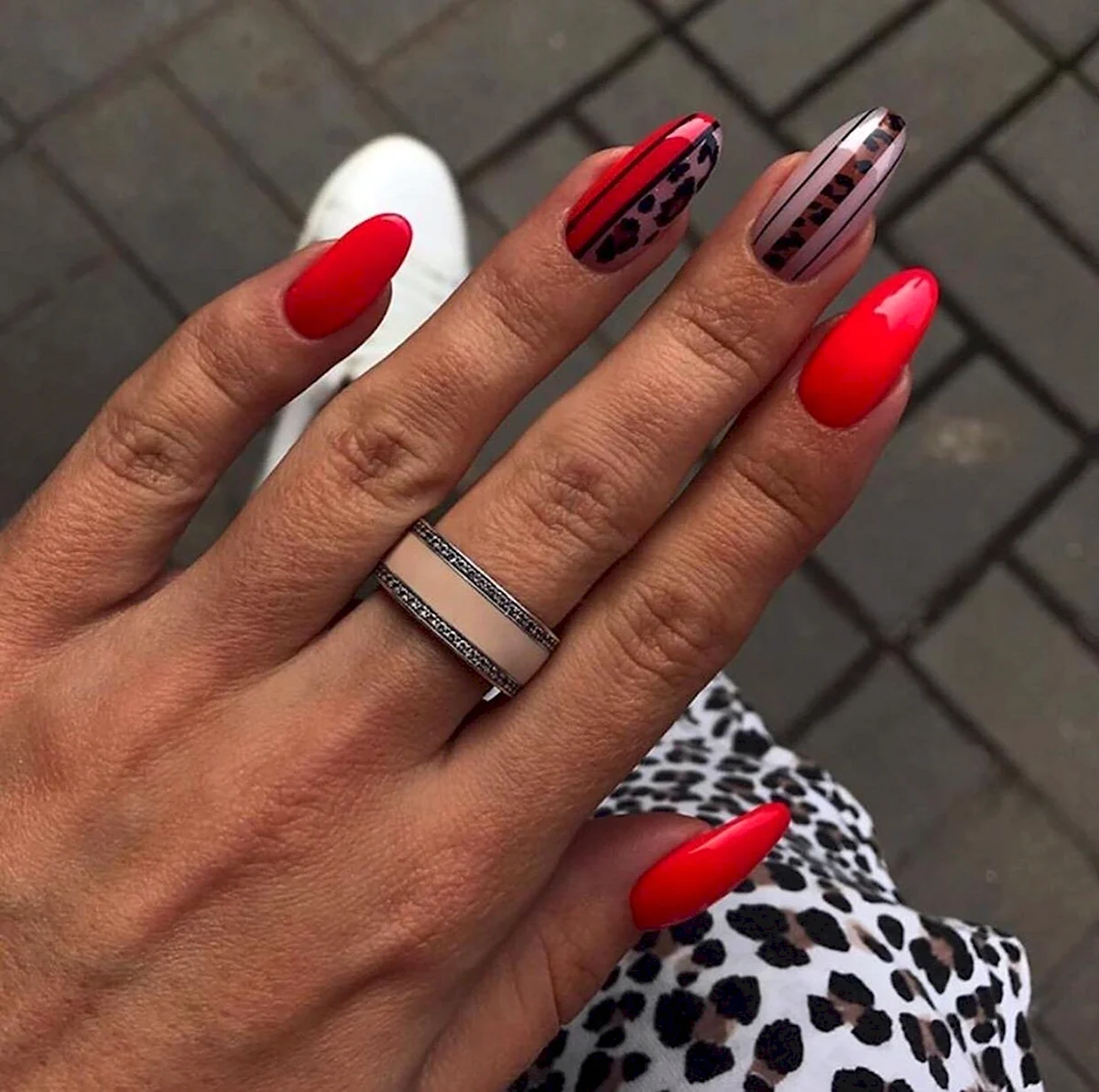Ярко-красный маникюр