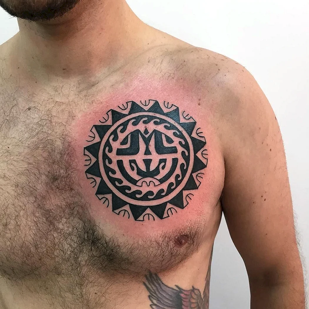 Полинезийские тату на груди