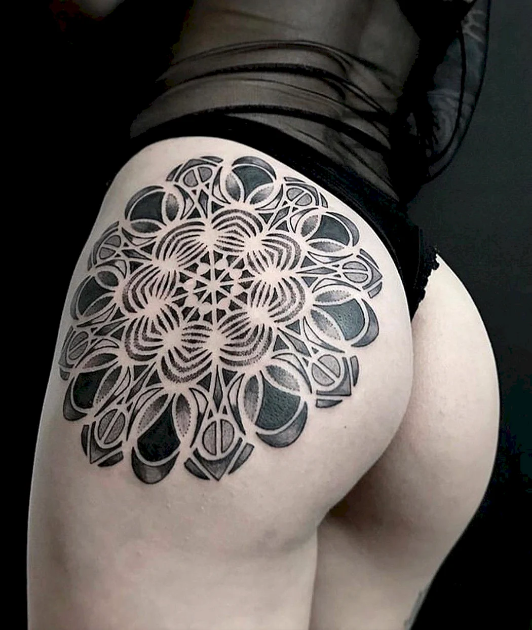 Тату на плече дотворк