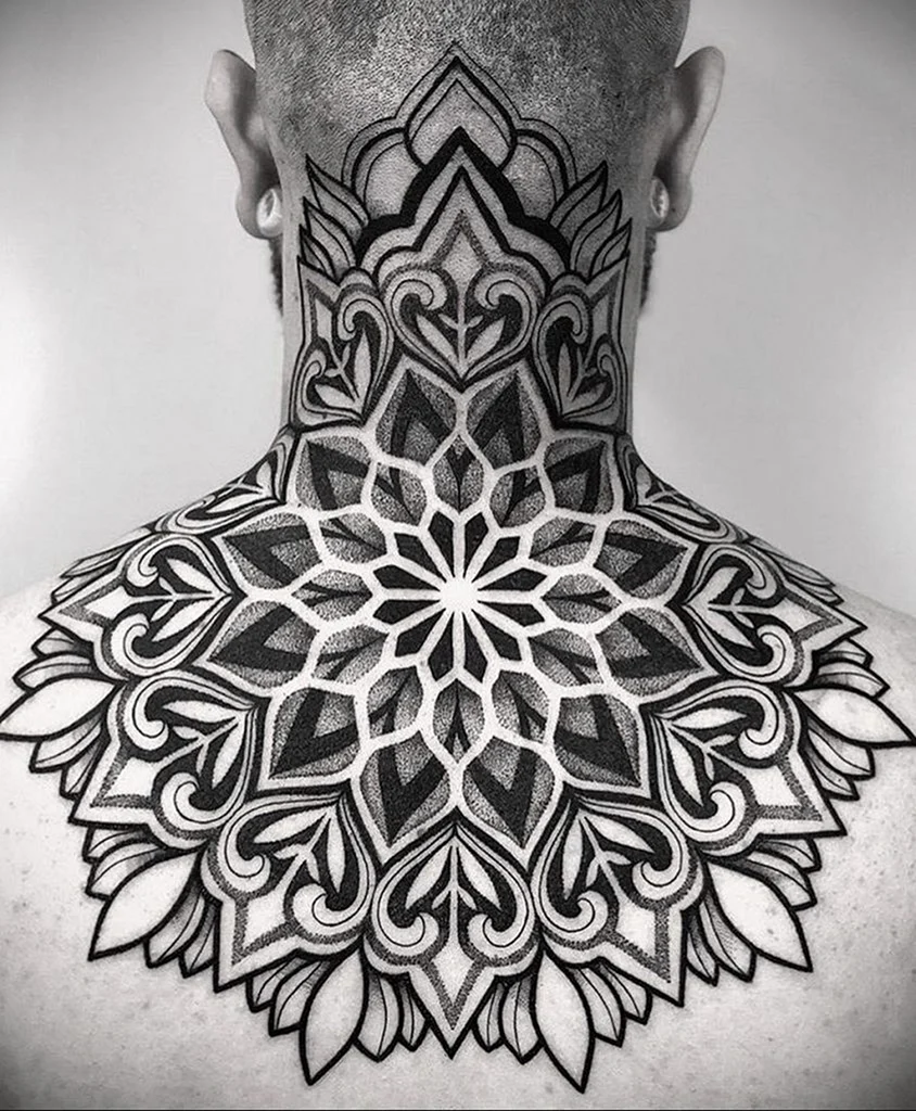 Тату Мандала на шее