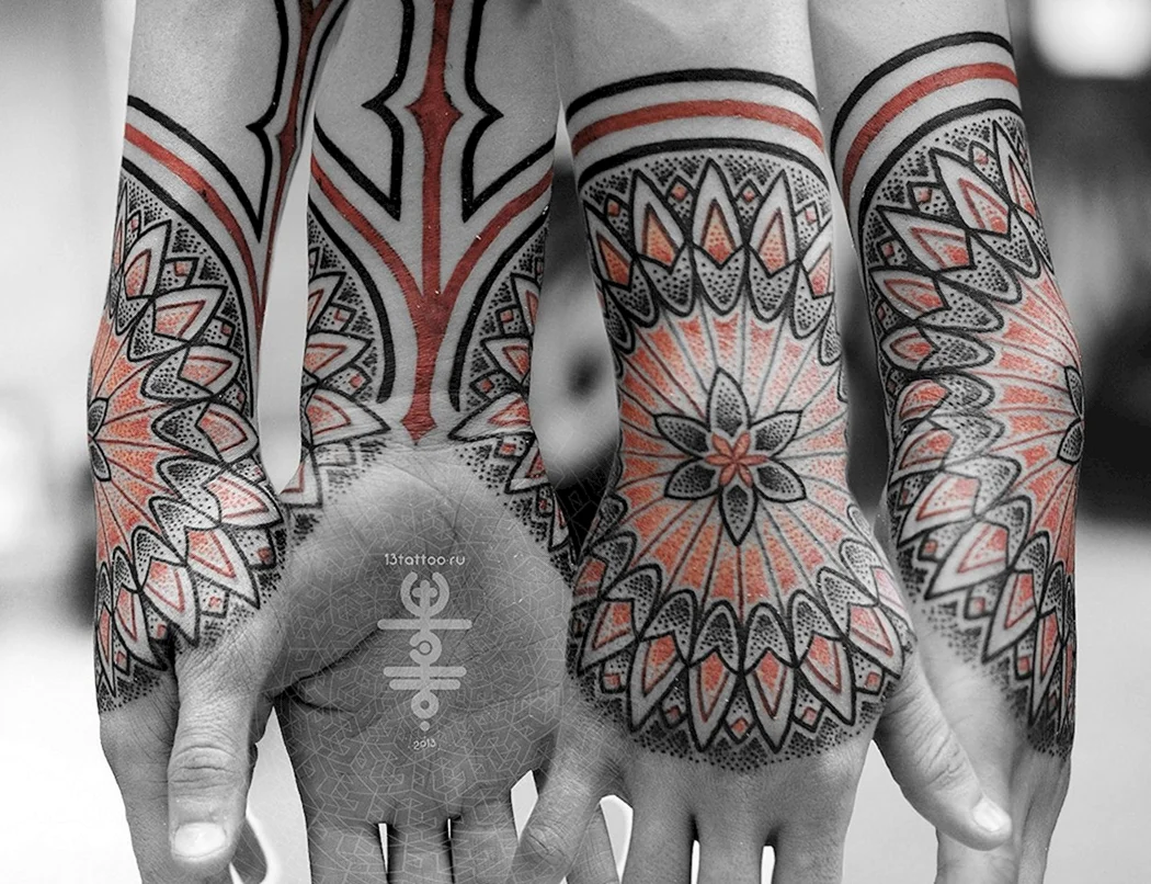 Тату на кисти дотворк