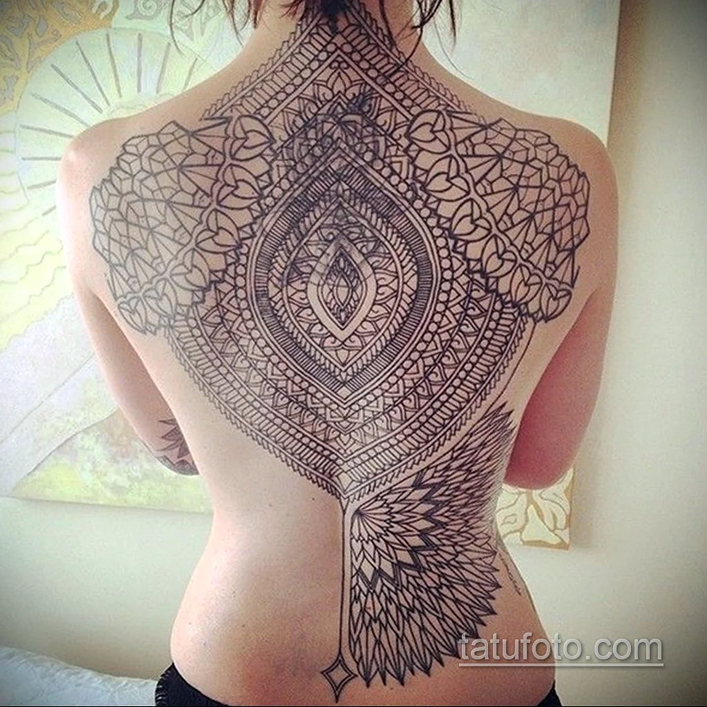 Тату на спине женские геометрия