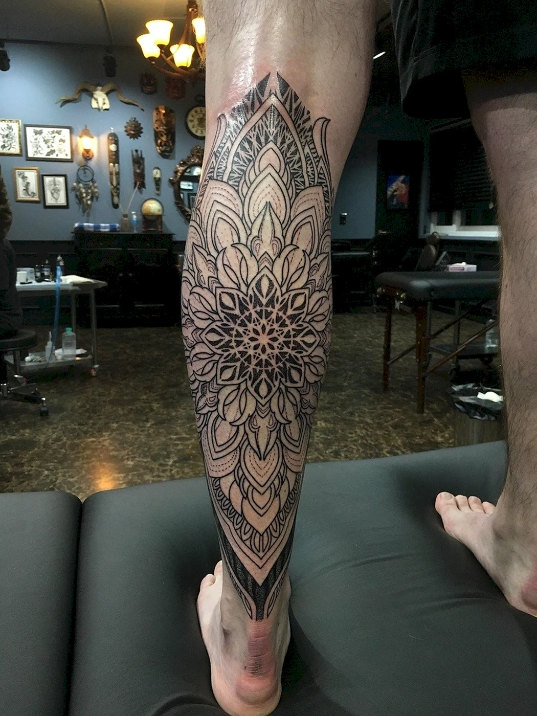 Тату Мандала на голени