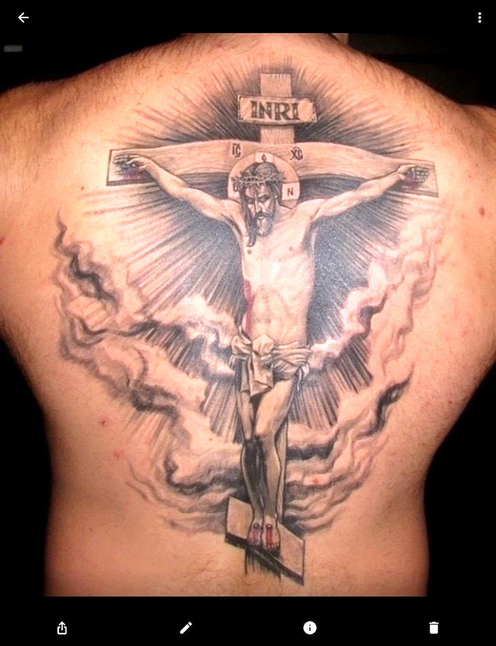 Распятие Иисуса Христа на кресте на спине