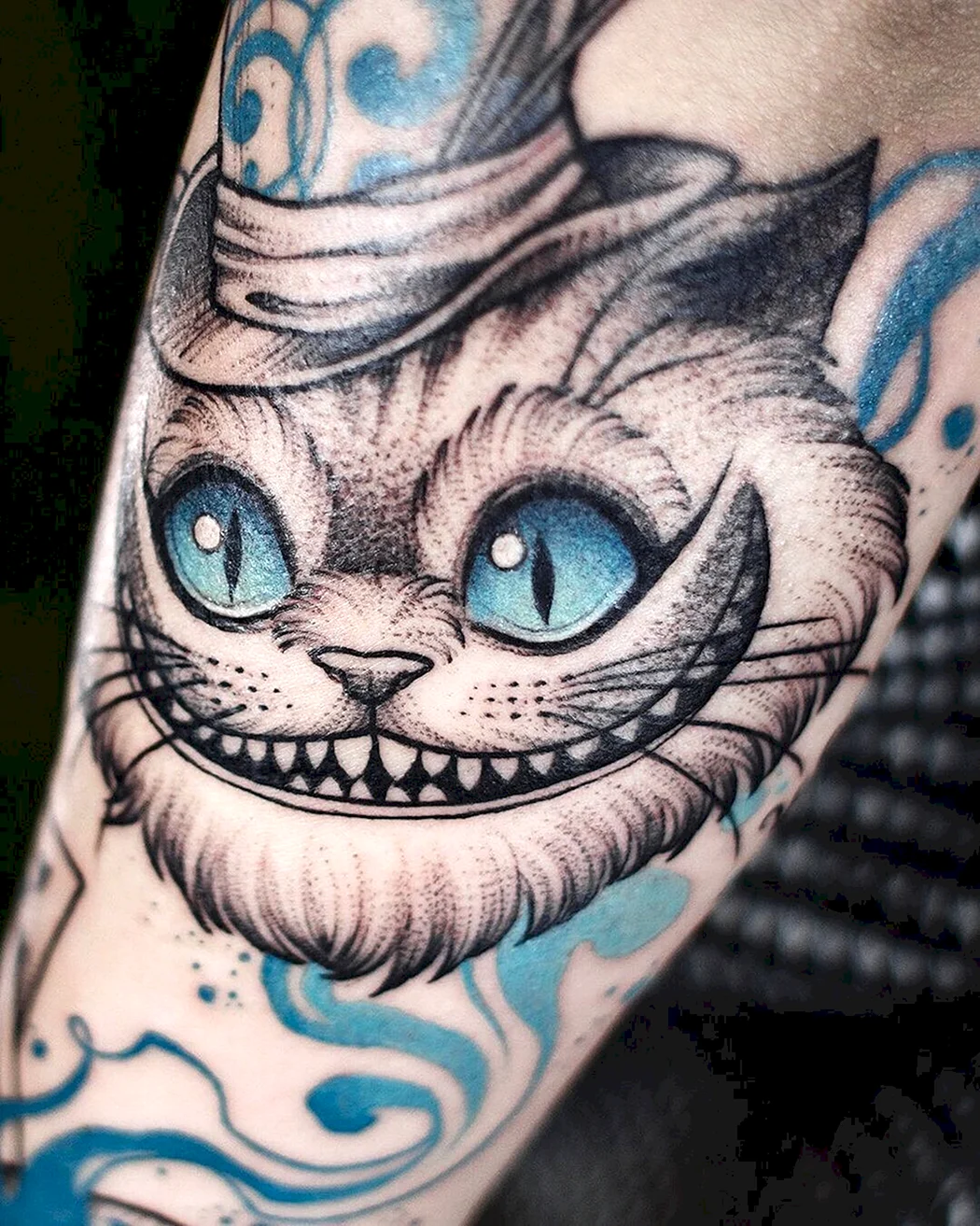 Тату Чеширский кот на руке