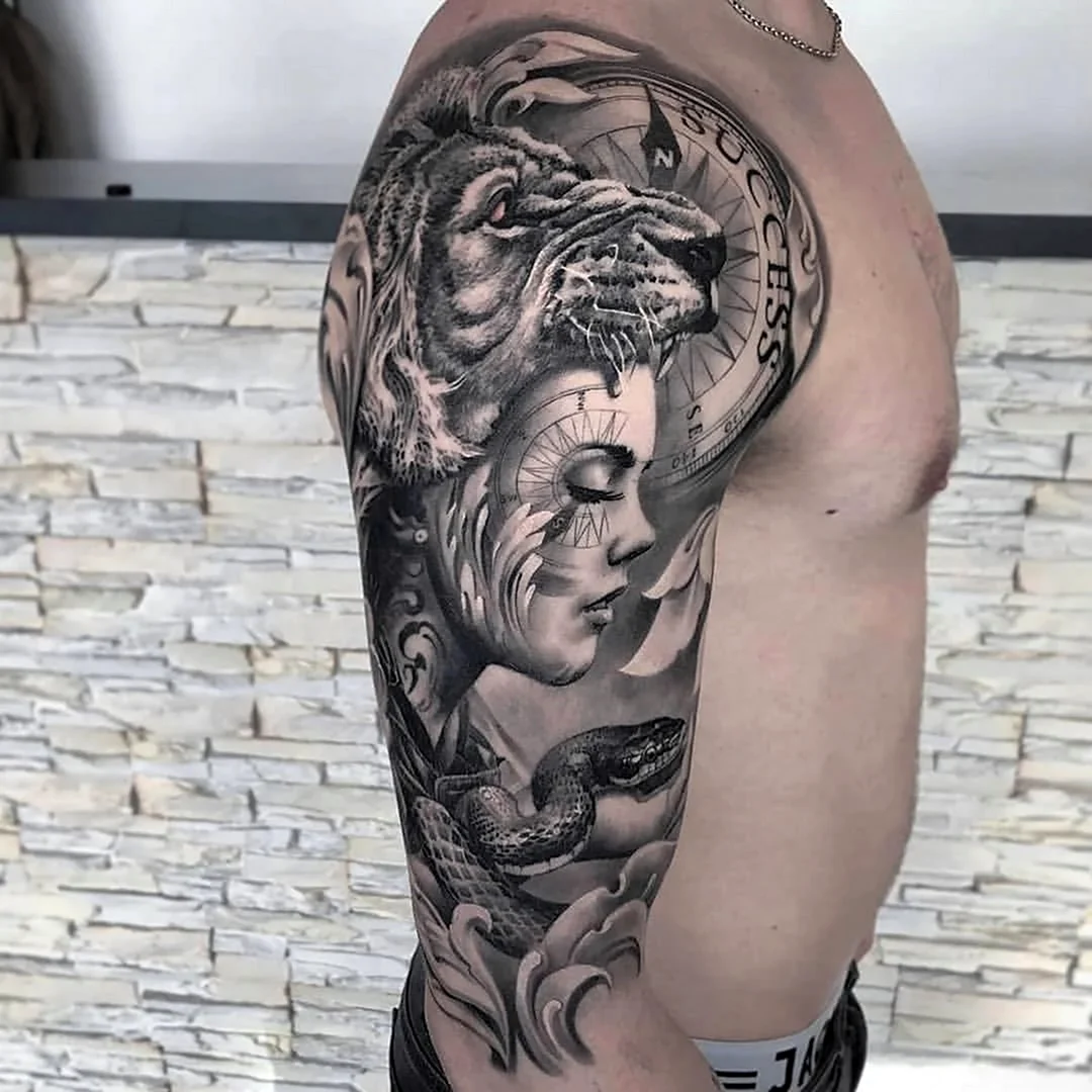 Тату на плече