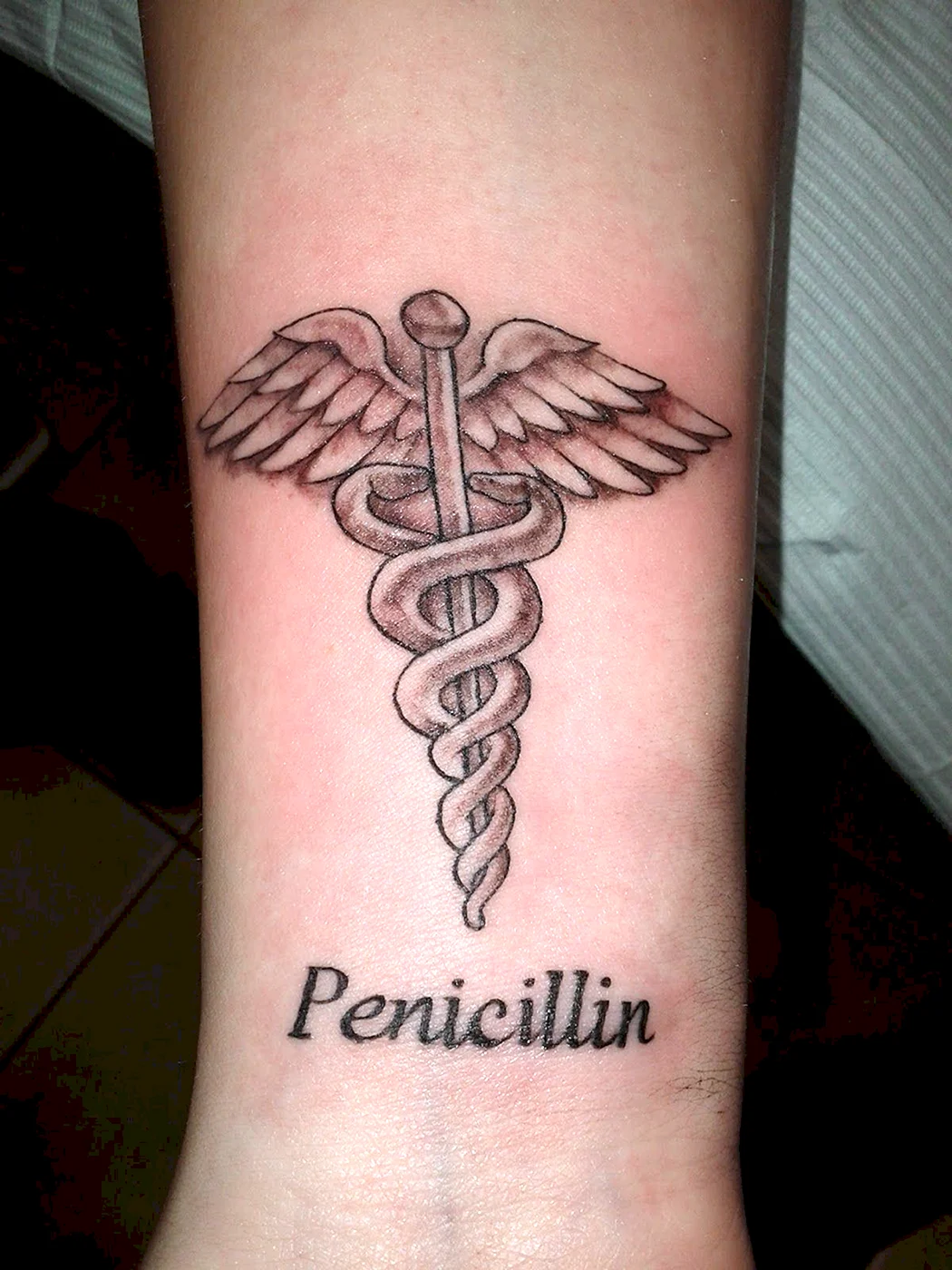 Тату медицинских символов