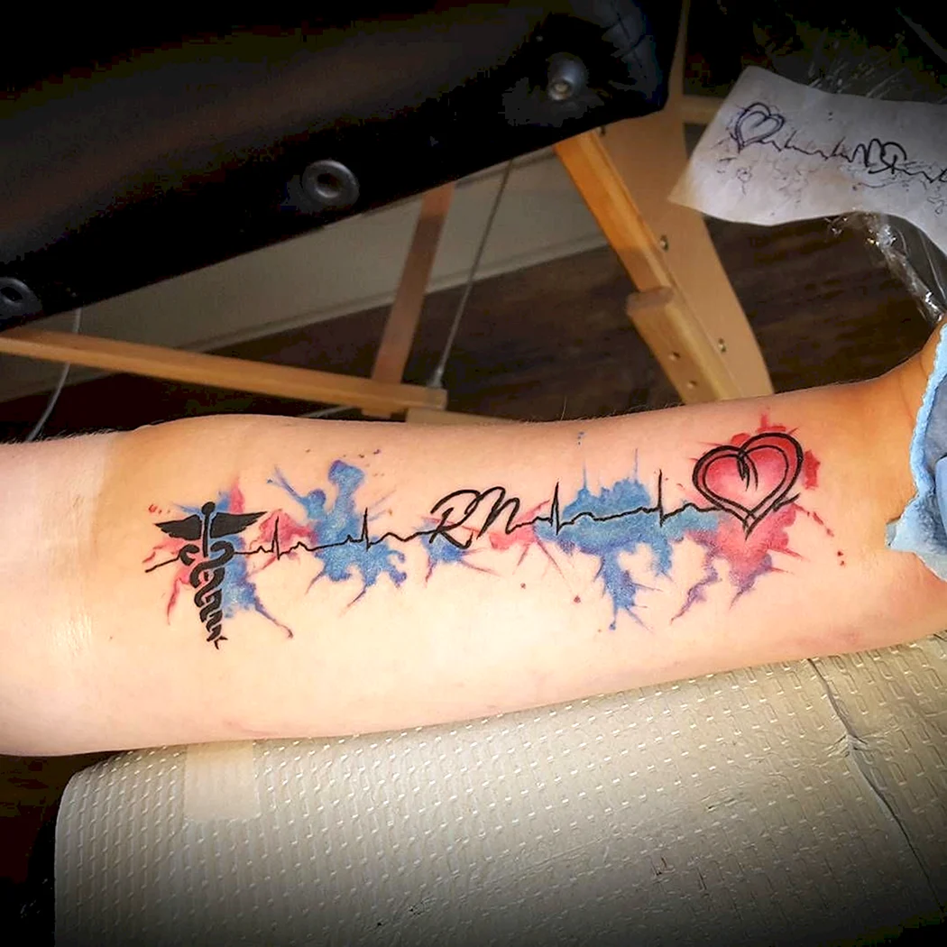 Маленькое цветное тату медицина