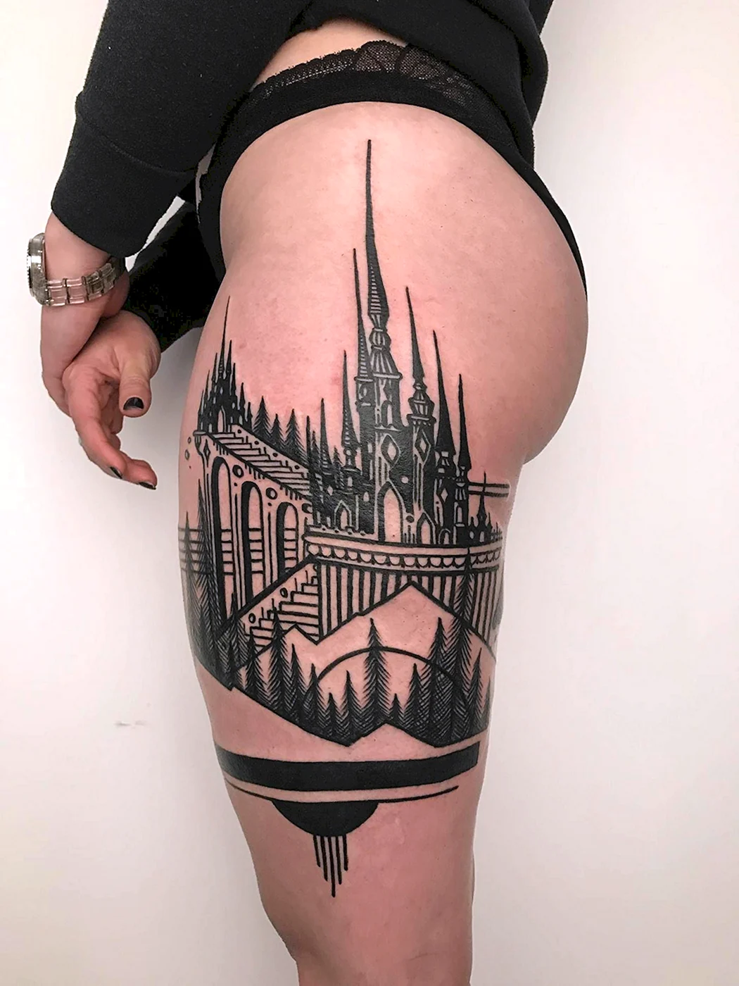 Тату замок на ноге