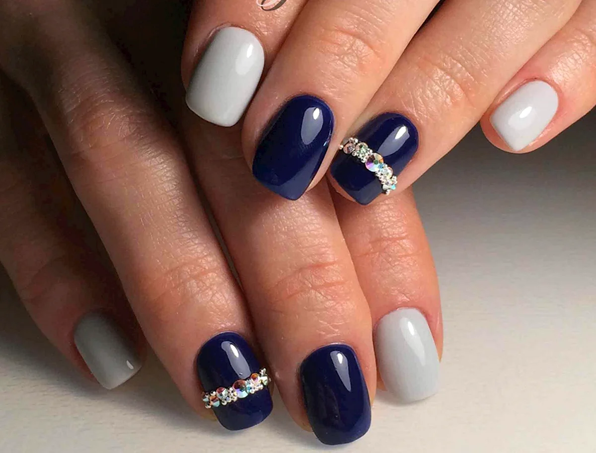 Маникюр с синим лаком и стразами