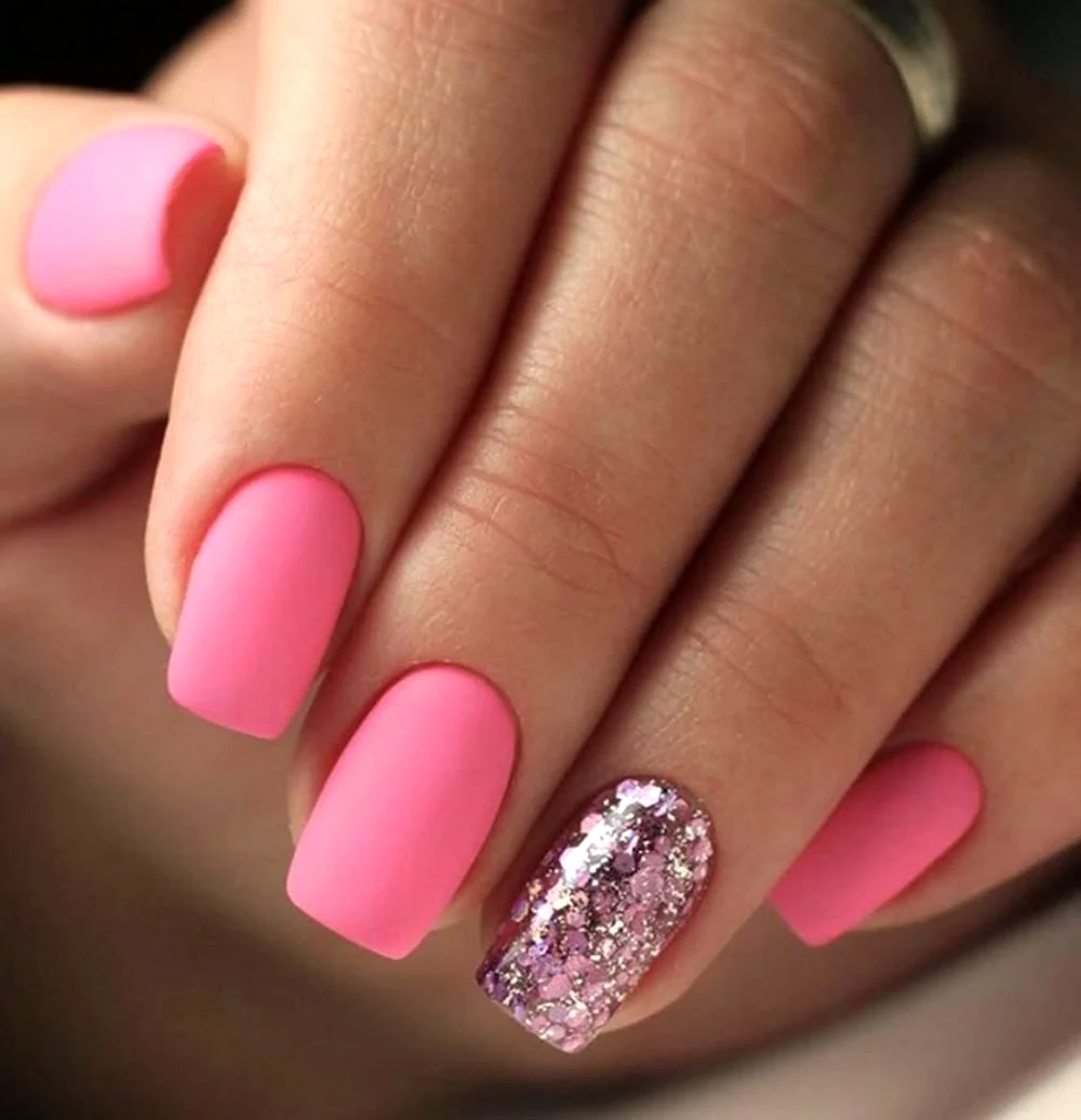 Розовый маникюр