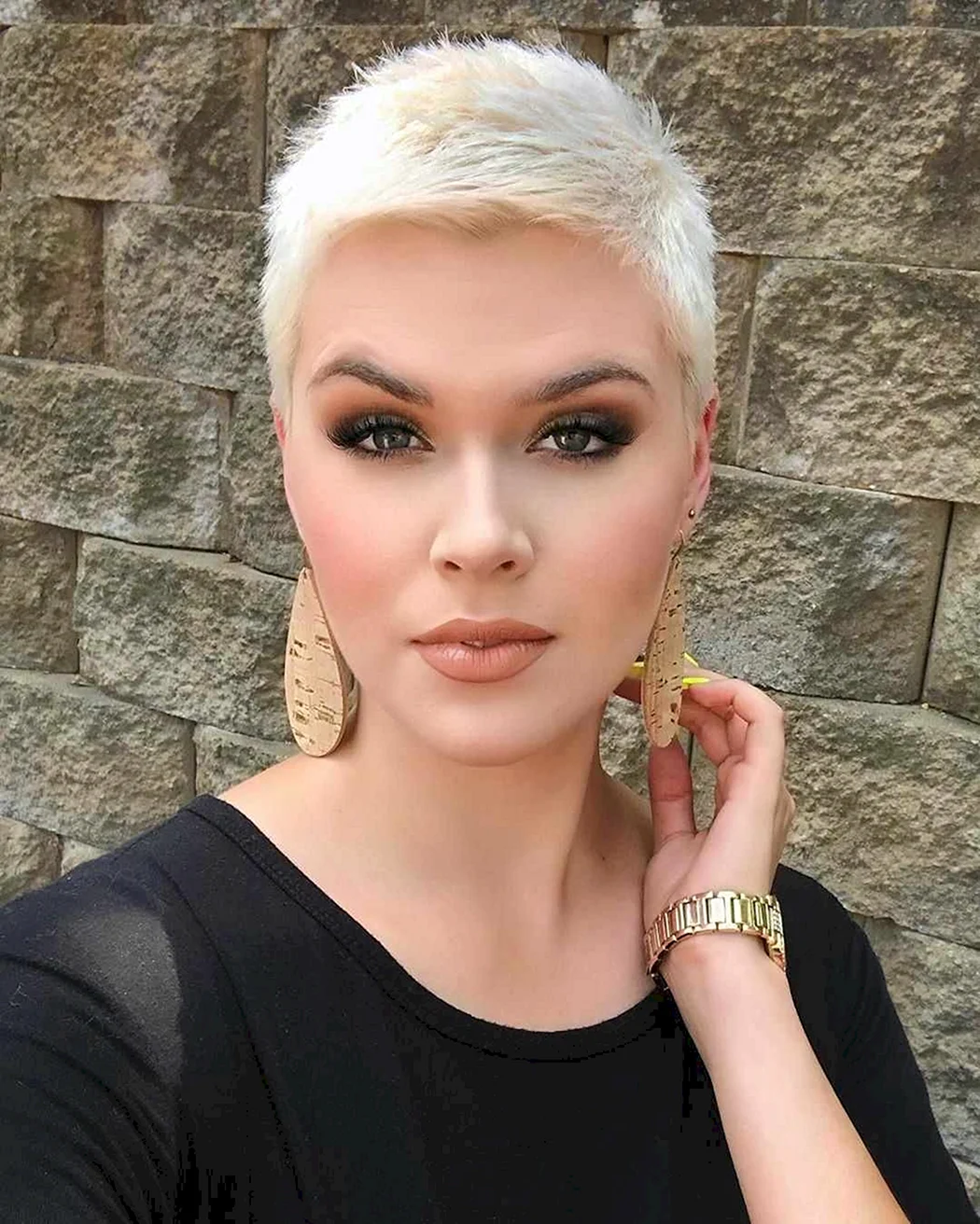 Ультракороткая стрижка блонд