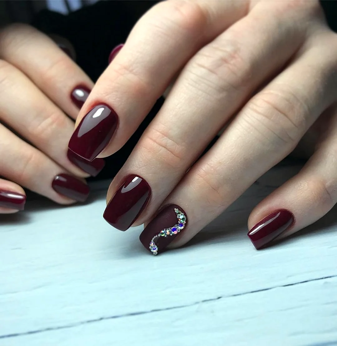 Маникюр бордо марсала