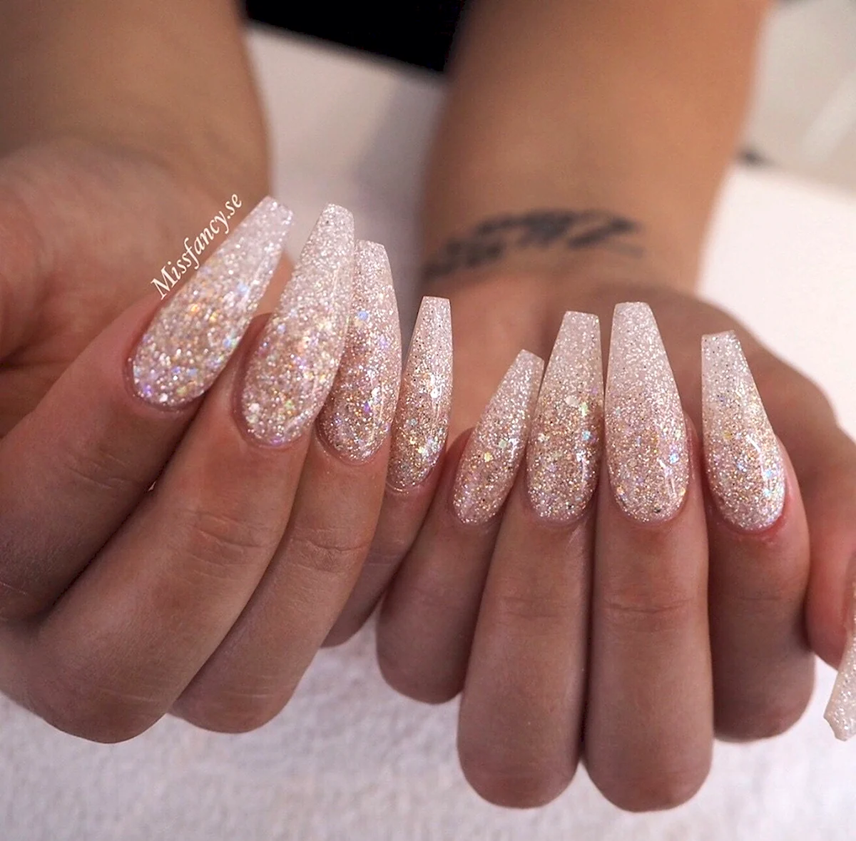 Белый маникюр с блестками