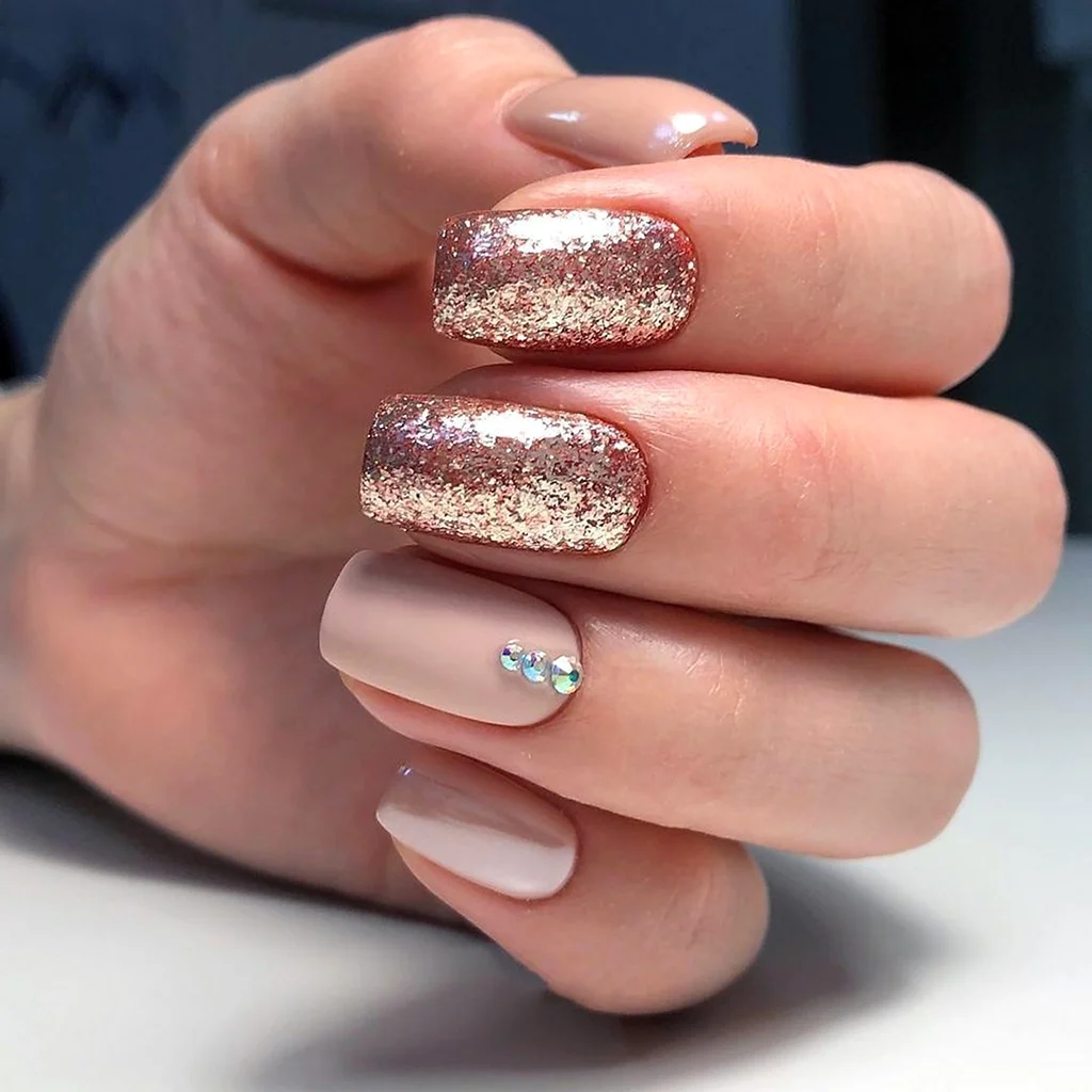 Маникюр с блестками