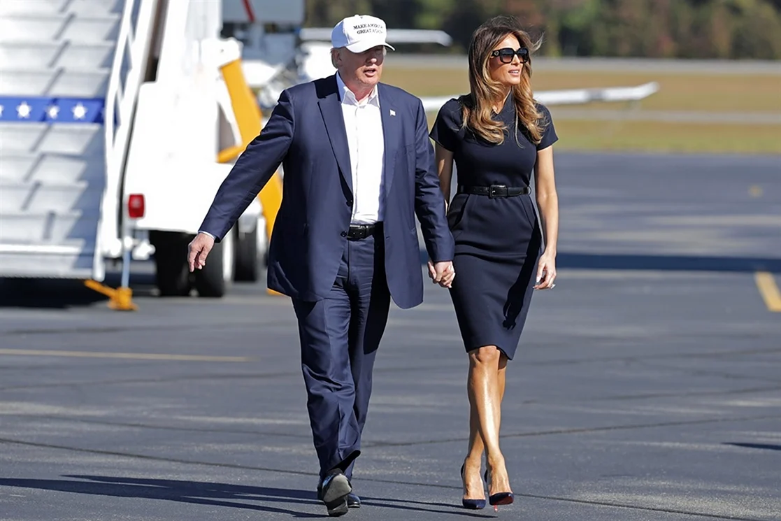 Мелания Трамп в черном платье