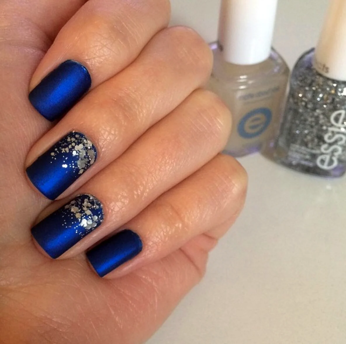 Синий матовый маникюр с блестками