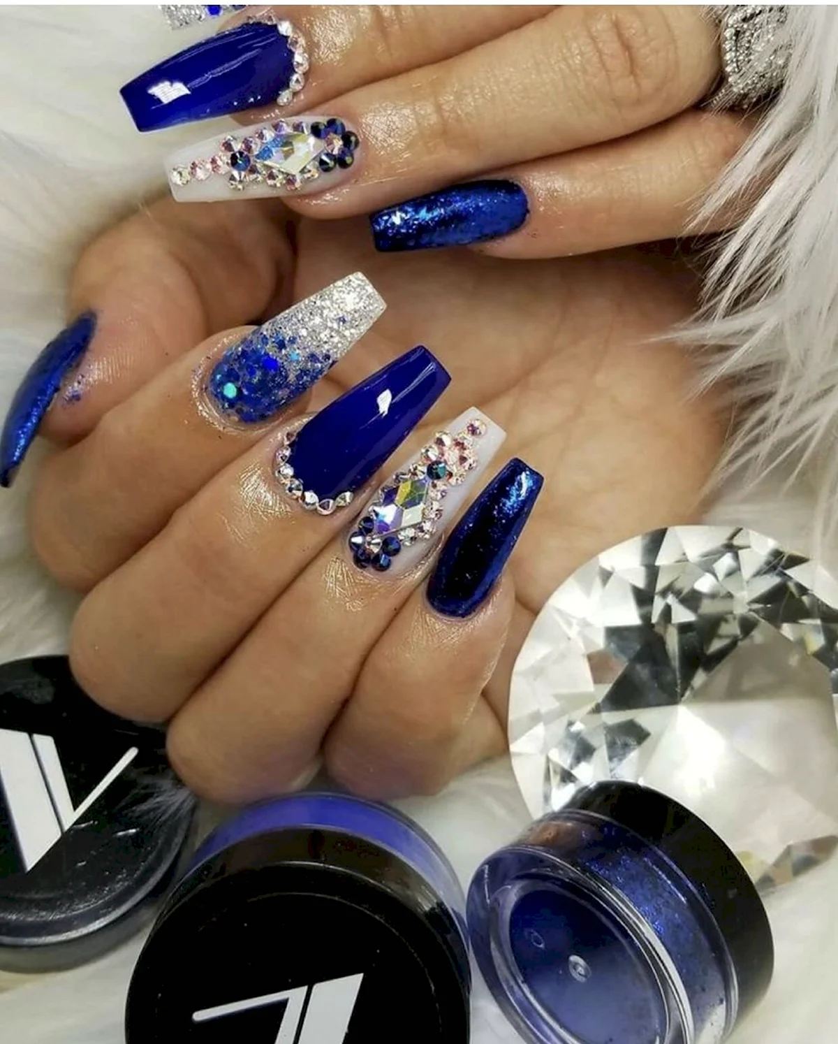 Синие ногти со стразами