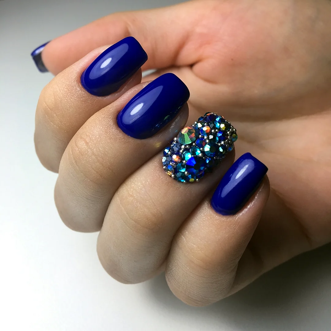 Ногти синие с камнями